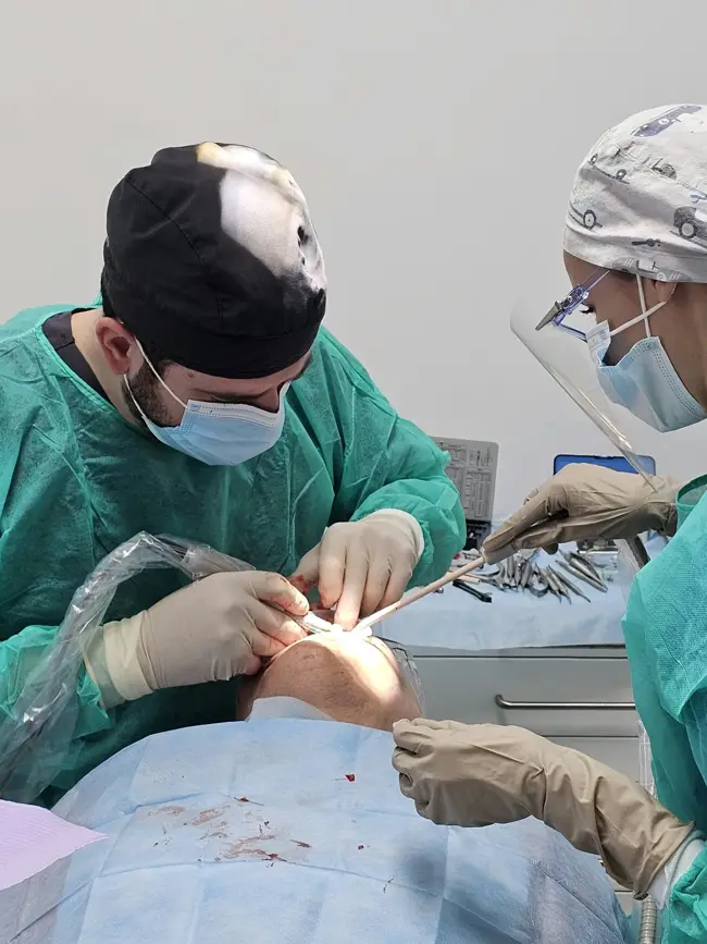 Tomasz Prusek i asysta podczas zabiegu